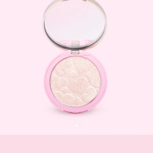 Highlighter - Nypriset är 229 ;- 💗 Säljer då jag tycker den e för ljus för mig. Den är knappt använd