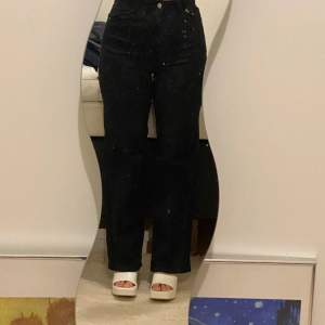 Svarta och vita jeans. Samma modell på båda. Storlek 36. 100kr för en,  170kr för båda.