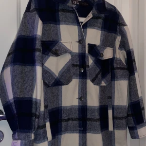 Marinblå jacka från Zara💓 - Fint skick, bara använd några gånger. Köpt för 399 :-  Strl XS men är mer som en S