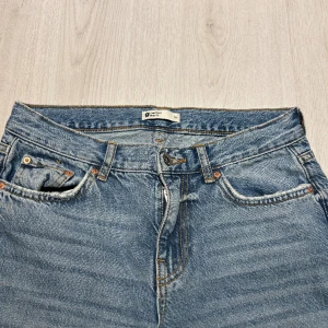 Low Rise straight jeans från Gina  - Lågmidjade raka jeans ifrån Gina, säljer då de ej passar mig längre❣️ de är i jättefint skick men använda vilket dock inte syns. Nypris är 499💕