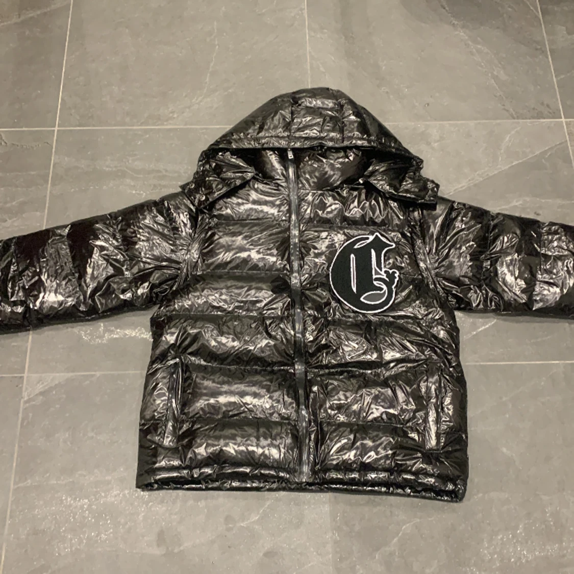 Svart glossy corvidae puffer