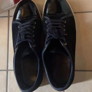 Säljer dessa fina mörkblå lanvins i fint skick, har bara skorna därav priset. Hör av er om ni har frågor eller funderingar. ✌️