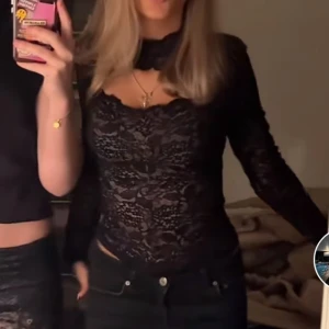 spets body med öppning fram - Suuuper snygg spetsbody som går att ha som vanlig tröja och body!!  Perfekt till fest’  Använd 1 gång som ny! 