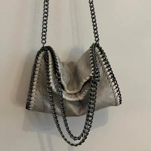 Väska - Jag säljer denna jättefina Stella mcCartney liknande väska. Jag säljer den pågrund av att den inte kommer till användning. Använd ca 2 gånger. Säljer den för 200kr + frakt men priset kan även diskuteras.💕