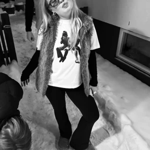 T-shirt med tryck❤️‍🔥 - Vi är ett UF-företag som säljer T-shirts med två olika designs i storlekarna S-L⭐️ Här är vår T-shirt ”AMANTI”❤️‍🔥Orginalpris 299 kr. Pris på Plick: 249 kr