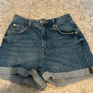 Shorts - Basic shorts, sitter super snyggt. Knabbt andvända