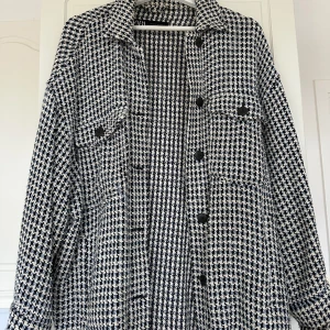 Jacka från Zara - Snygg jacka från Zara i storlek S, bra skick!