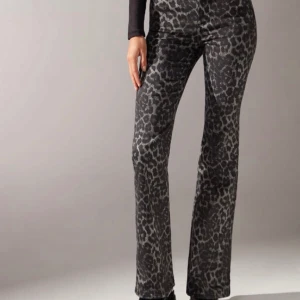 Leopard jeans - Säljer dom populära leopardbyxorna från calzedonia. Har vanligtvis M men dom sitter superbra ändå, jag är 1.78 och dom går ner till hälarna på mig! Helt oanvända med lappar kvar!  Frakt tillkommer📦 