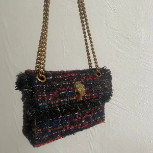 Kurt Geiger väska - Säljer nu den här otroligt fina väskan från märket Kurt Geiger! Väskan är i jättefint skick och dustbag medföljer vid köp! man kan ha väskans band på två olika längder🌟