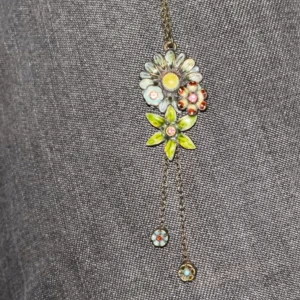 Halsband - Halsband med blommor, jättesnyggt. Använd köp nu!