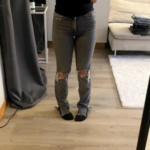 Zara jeans med slit - Gråa jeans från Zara med en slit längst ner i storlek XS. Går över skorna på mig som är runt 160 så skulle passa någon runt 155-165 🩶