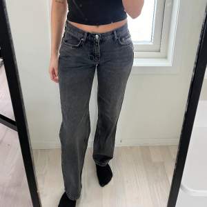 Obs, smutsig spegel!! Säljer dessa Lowwaist jeans från Gina tricot i storlek 34 petit, i en grå/uttvättad svart färg. Knappt använda! Jag på bilden är 160 cm