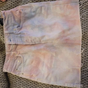 Jeans kjol - Tror den är köpt på bikbok, får inte kjolen över låren längre. Hoppas någon annan njuter av den :)