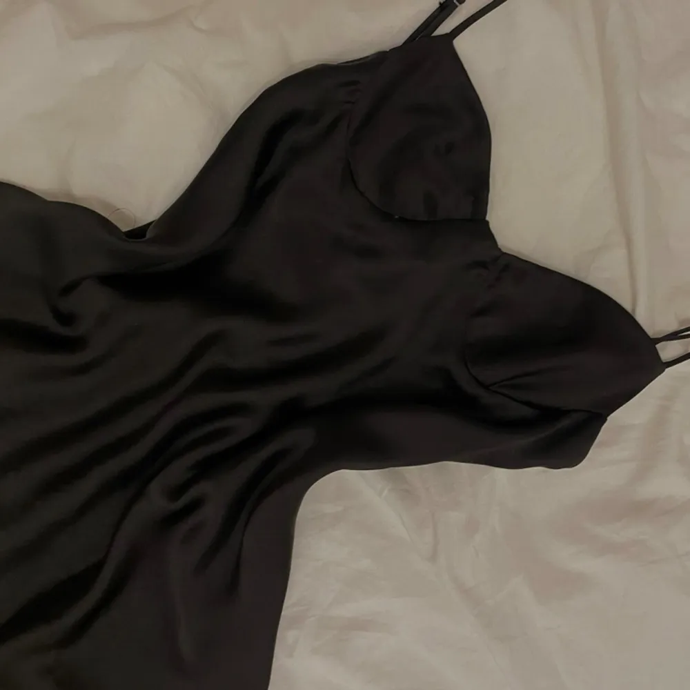 En svart klänning från Zara i stl S, använt 1-2 gånger.. Klänningar.