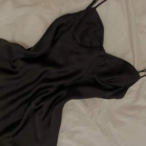 En svart klänning från Zara i stl S, använt 1-2 gånger.