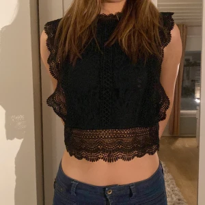 Snygg topp🖤 - Snygg topp som knappt är använd, köpt för 450 kr säljer för 300💕