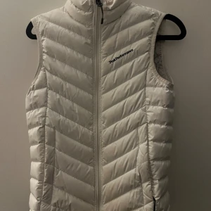Peak performance väst - Hel och fin ”FROST DOWN VEST DAM” Strl XS Nypris 2000kr