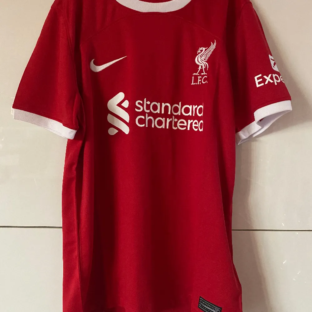 Årets Liverpooltröja 23/24 i storlekarna S-L. Följ oss på Instagram och TikTok . T-shirts.