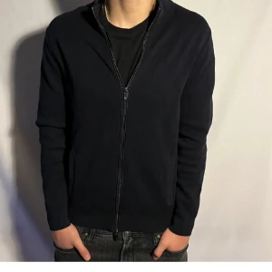 Massimo dutti hel zip - Säljer nu min väldigt snygga hel zip. Skick 9/10. Modellen är 180. Ny pris 1199kr. Skiket är så gott som nytt. Skriv om ni har frågor.
