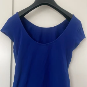 H&M t-shirt med lite öppen rygg💕 - Blå t-shirt med lite öppen rygg så fin❤️ Bra skick oxå❤️💕Använd ca 2 gånger❣️
