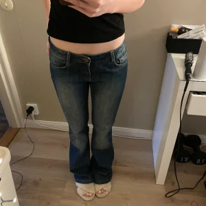 Lågmidjade jeans  - Mörkblå lågmidjade jeans, färgen är lite missvisande på första bilder! Men super super fint skick❤️  midjemått: 36/37cm  innerbenslängden: 75/76cm 