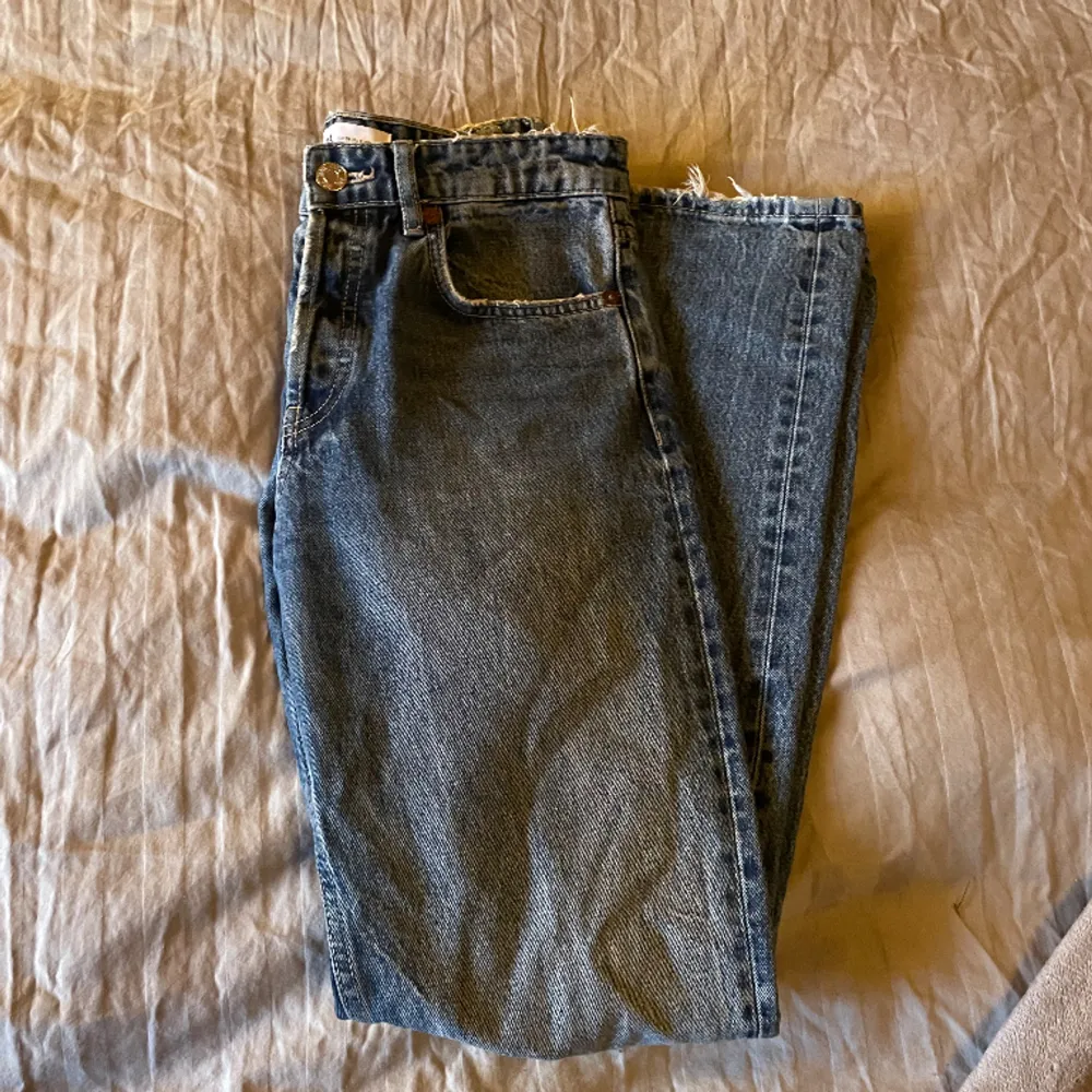 Fina raka mid waist jeans från zara, de är i fint och passar mig bra i längden som är ca 170💗. Jeans & Byxor.
