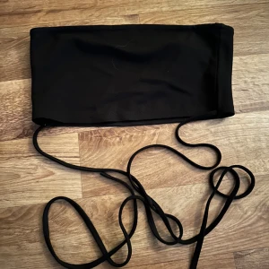 Bandeau topp - En svart topp som du knyter från Nakd. Aldrig använd. 