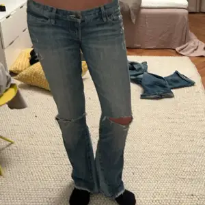 OBS inte mina bilder! Säljer dessa super snygga jeans åt min kompis då dom inte passade. Midjemåttet är 40cm rakt över  & innerbenslängden är 80cm. Byxorna är omsydda till bootcut (se bild). Köpta för 700kr💗