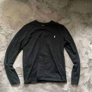 Polo Ralph Lauren tröja - Säljer en helt ny långärmad polo ralph lauren tröja i storlek s🙌 En riktig stilig tröja som matchar alla till alla outfits👌 Kontakta mig ifall ni har frågor🤝