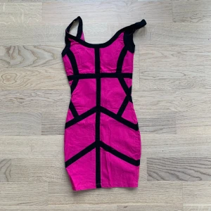 Figursydd festklänning  - Supersnygg festklänning som sitter som ett smäck 😍 säljer den för endast 69kr då den har tre minimala hål (bild 3) på en nederkant - ingenting som syns dock 😊