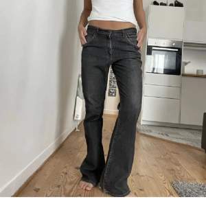 Säljer dessa Levis jeans som jag köpt här på Plick (bilder från hon jag köpte ifrån)!