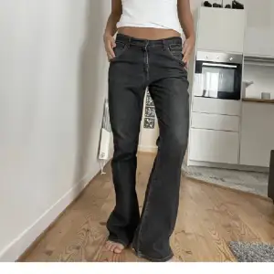 Säljer dessa Levis jeans som jag köpt här på Plick (bilder från hon jag köpte ifrån)!