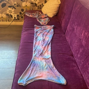  sjöjungfrur bikini  -  det är en sjöjungfru tryckt i ganska nytt skick går och bada i sitter fint och använd typ 2-3 gånger