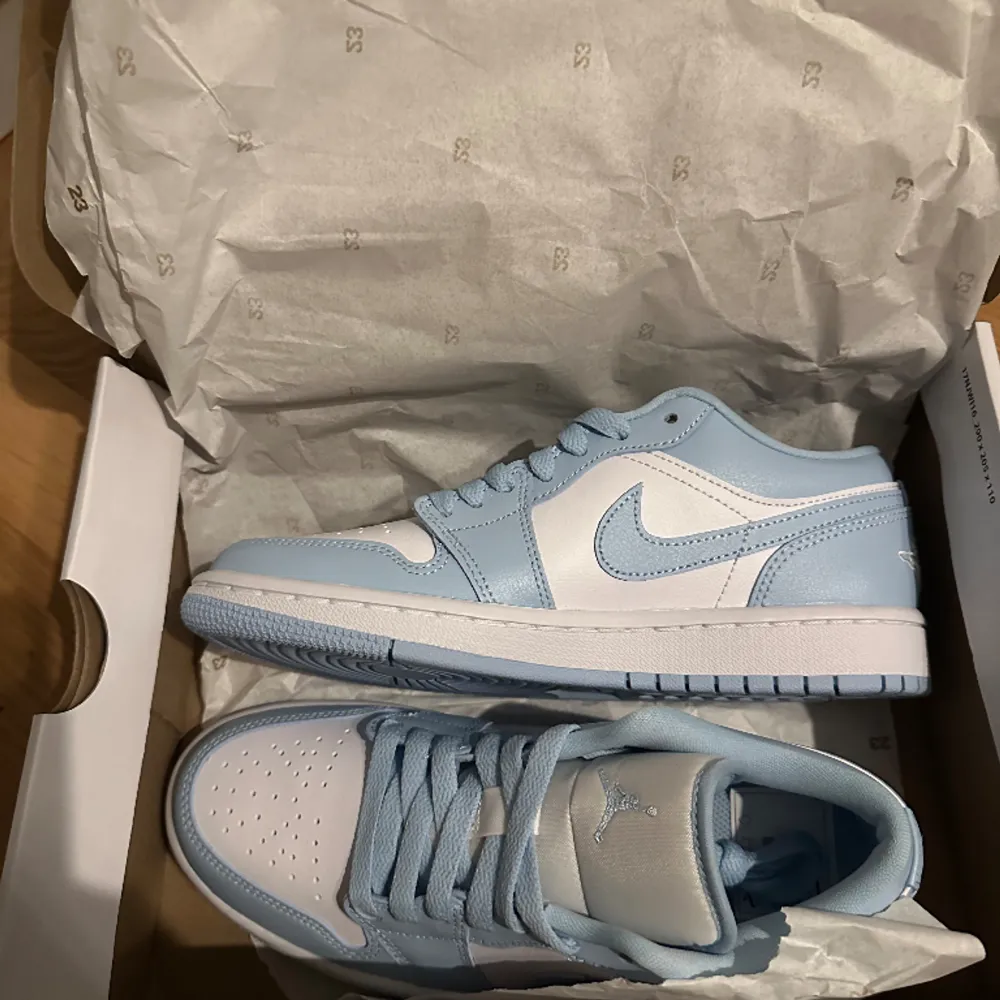 Storlek: 37,5  Helt nya air jordans 1 low ice blue som inte har kommit till användning! Kontakta för mer detaljer och information.. Skor.