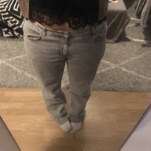 Jeans  - Säljer dessa skit snygga lågmidjade jeans från Gina tricot i storlek 42 men känns mer som en 40!💗 Använda men i bra skick, tryck gärna på köp nu💗