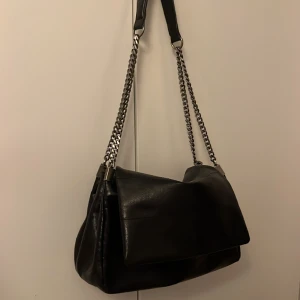 Zara väska - Populär väska från zara som inte längre används. Finns tecken på användning men ingenting som märks av tydligt!