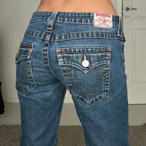 True religion jeans - midjemått: 37cm rakt över, innerbenslängd: 80cm 💗 