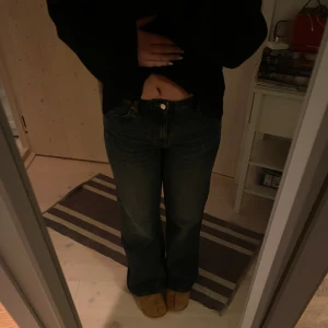 Jeans  - Säljer mina helt nya Lågmidjade jeans med vida ben från monki som aldrig blivit använda tyvärr, skriv om det finns några frågor💕