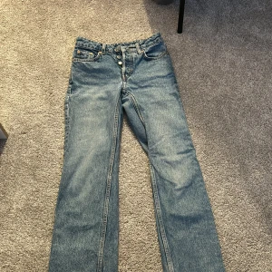 Blåa mid jeans från weekday  - Har använt byxorna ett tag men är bra skick. Byxorna är mid men sitter som om det vore lågmidjat❤️