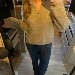 Stickad tröja  - Fin stickad tröja med dragkedja, använd få gånger💗