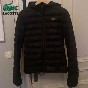 Lacoste Jacka - Lacoste Jacka i st S. Inga defekter alls på jackan och den är i perfekt skick. Säljer pga den inte behövs längre. Ny pris ligger på runt 3000 och jag har haft jackan under en säsong.