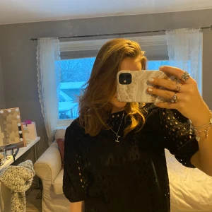 Svart blus - Svart blus med detaljer! Jättefin och enkel att styla😇