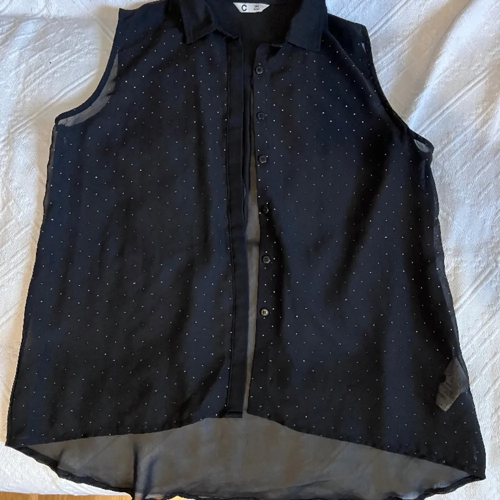 Mesh skjorta med små svart/silvriga prickar. Bra skick! ✨ Kan mötas upp i Finspång/Norrköping eller skicka, köparen står för frakten :). Skjortor.