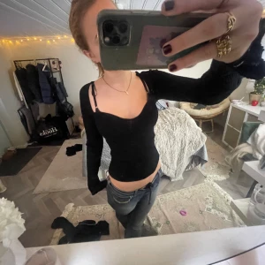 H&M tröja - Använd Max två gånger! Passar XS-S, stretchig och ribbat material!