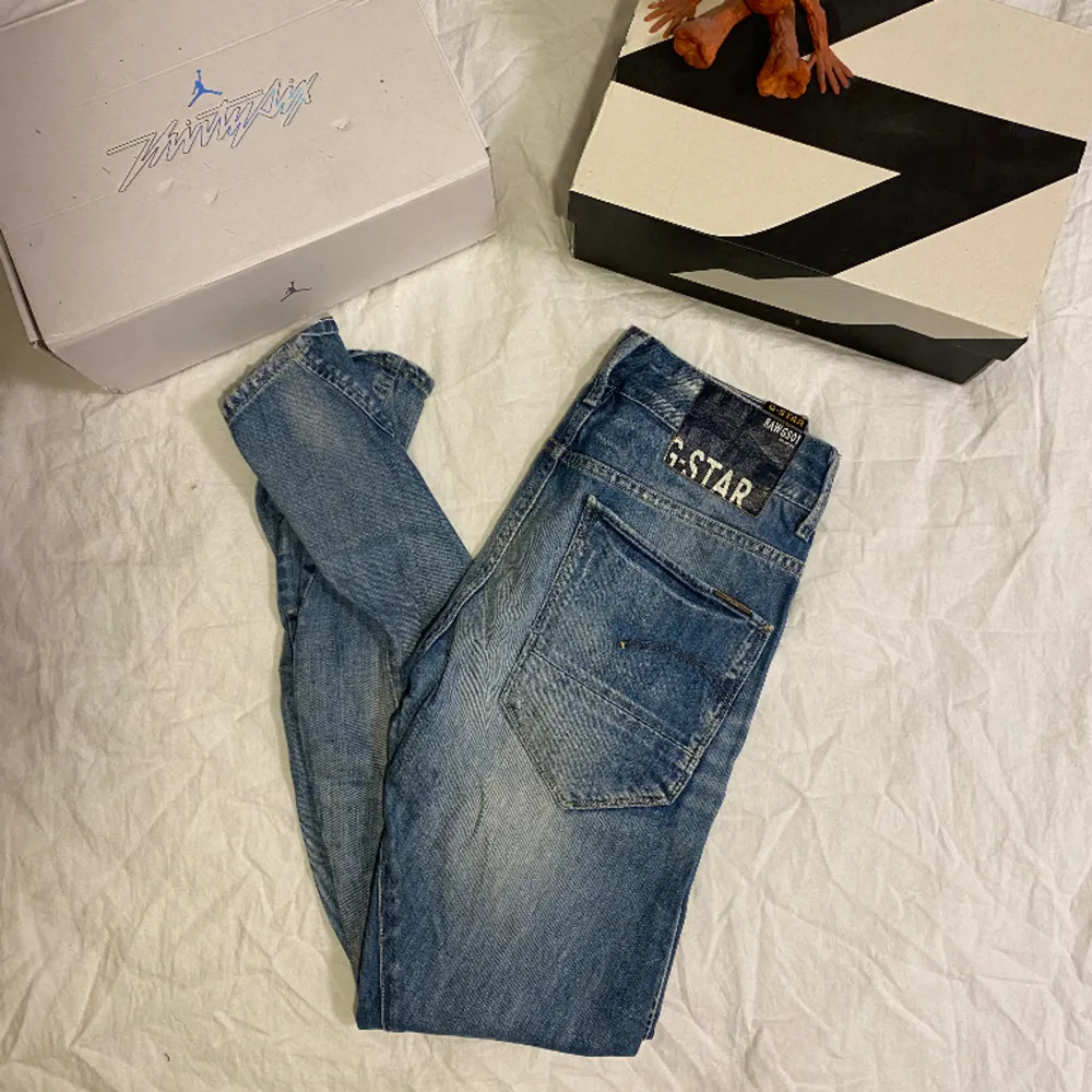 Säljer ett fint par g-star jeans i färgen ljusblå storlek w 29 l 32. Skick 6/10👍 finns en skada på benet som man ser på sista bilden. Jeans & Byxor.
