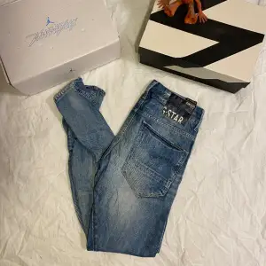 Säljer ett fint par g-star jeans i färgen ljusblå storlek w 29 l 32. Skick 6/10👍 finns en skada på benet som man ser på sista bilden