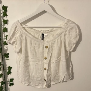 Topp - Vit sommar topp från hm i stl 42. Använd fåtal gånger, blivit aningen kortare i tvätten!!  En liten gul fläck som jag inte sett tidigare, behandla innan tvätt så borde den försvinna😊Köparen står för frakten!🚀