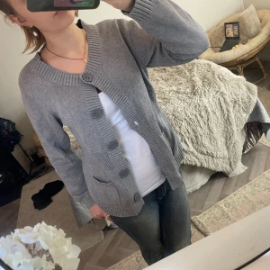 Söt kofta - Söt kofta som går att ha på olika sätt! Storlek L men passar mig som har S, och skulle nog kunna passa M!