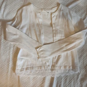 Vit kofta med spets  - Som ny, mjuk med pärl färgade knappar och fin spets på botten. Passar bra inför vår/sommar eller event! 🌺✨  Kan mötas upp i Finspång/Norrköping eller skicka, köparen står för frakten :)