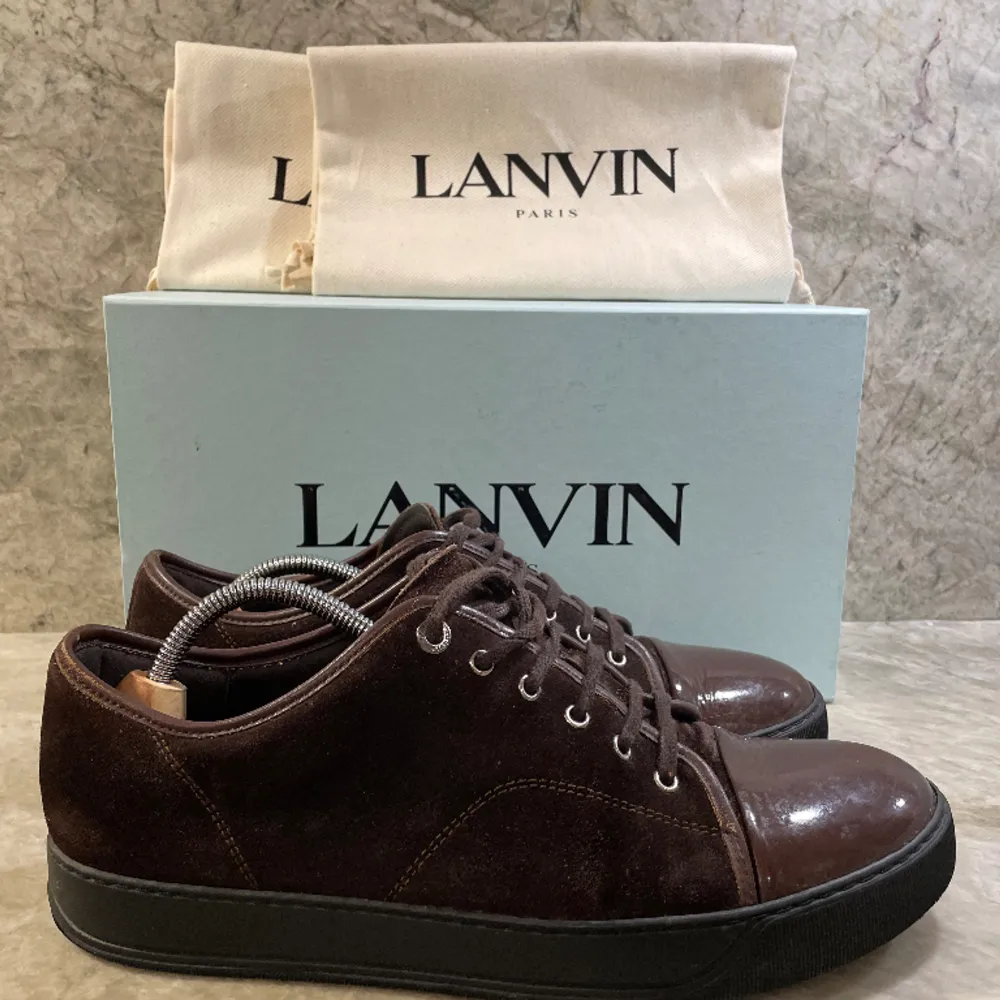 Säljer nu dessa Lanvins i storlek 45.  Med skorna ingår full og, dvs box, dustbag och helt nya skosnören som precis sattes på. Byten kan vara aktuellt så hör av er om ni har några frågor eller funderingar.. Skor.